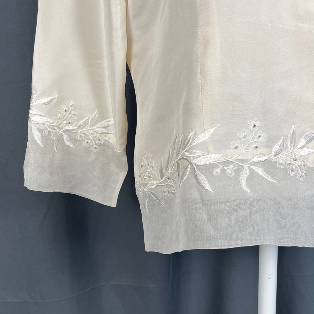 100% silk Elegant Cream Embroidered Blouse - Picture 2 of 5